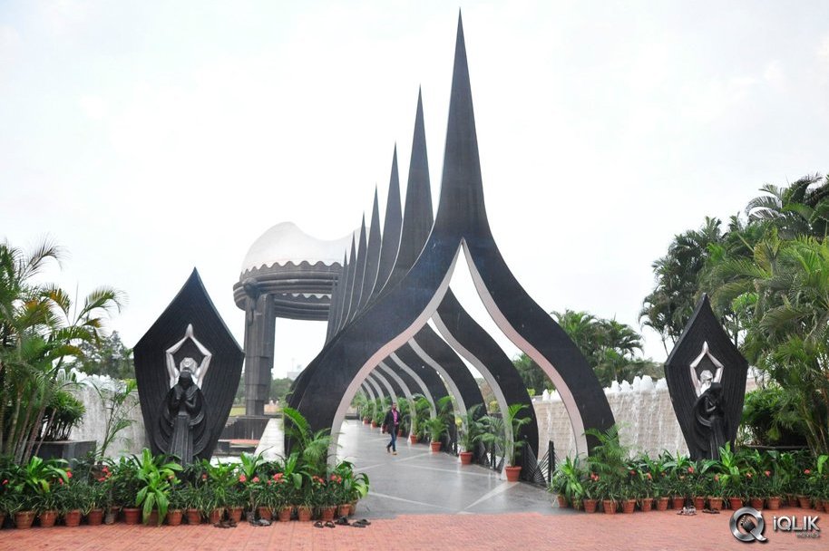 NTR-Family-Visit-to-NTR-Ghat-2016